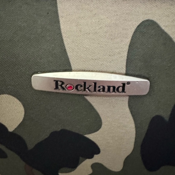 Rockland Camo travel bag. 3 zippered pockets flap to slide on luggage handle - Picture 3 of 12